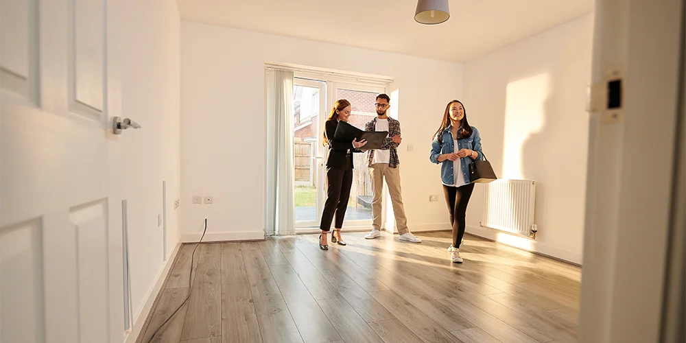 Paar bei Wohnungsbesichtigung