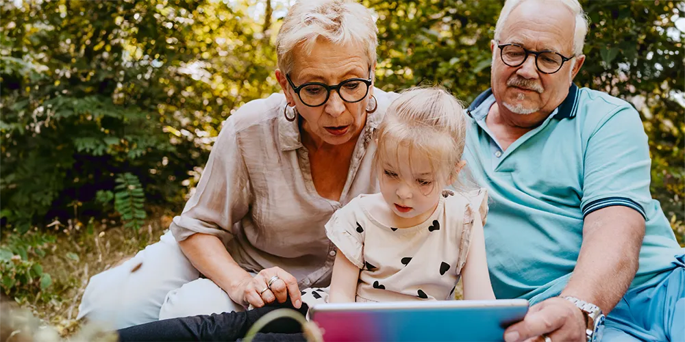 Großeltern haben für ihr Enkel monatlich Geld angelegt.