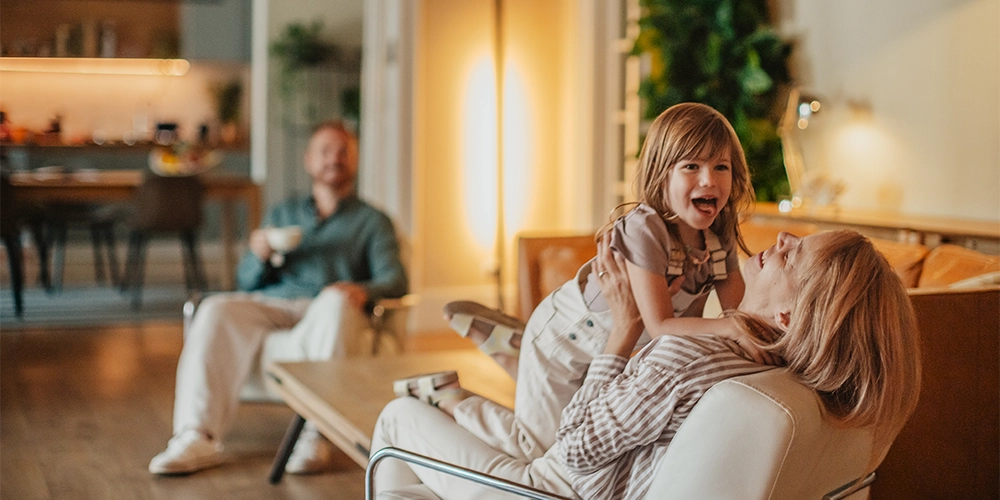 Eine Familie sitzt im Wohnzimmer, nachdem sie die Finanzen für ihr Kind geplant haben.